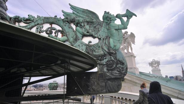 Bläst seit 1888: Der historische "Blasengel" am Dach des Burgtheaters