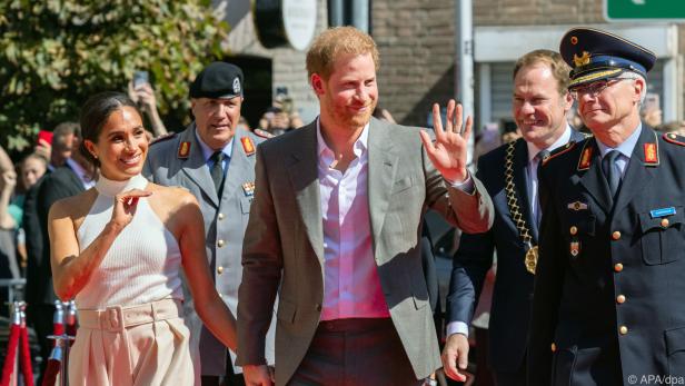 Prinz Harry und Meghan vor dem Düsseldorfer Rathaus