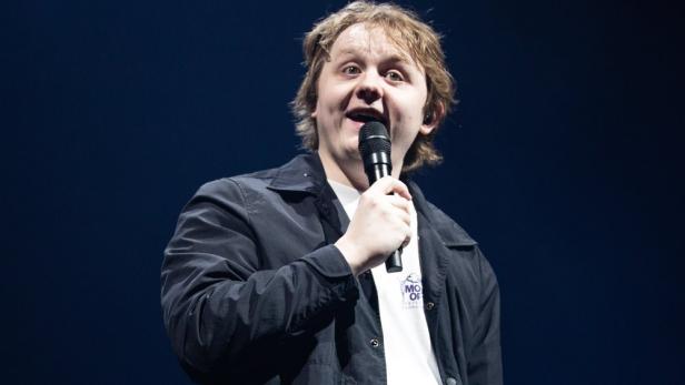 Lewis Capaldi an Tourette erkrankt: So geht es dem Sänger damit