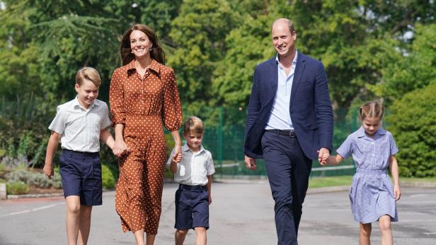 Royale Familie auf dem Weg in die Schule