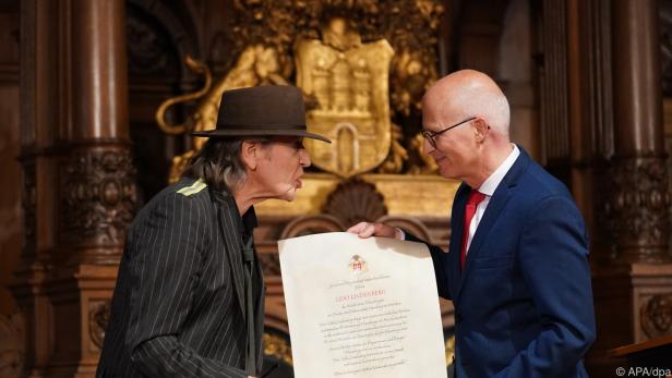 Udo Lindenberg erhält Urkunde