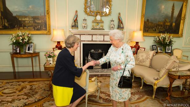 Die Queen erwischte Theresa May bei einem Fauxpas