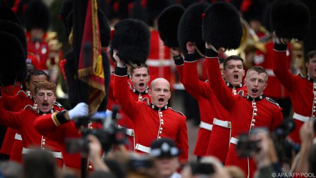 "Hipp, Hipp, Hurra!" der britischen Soldaten für den neuen König