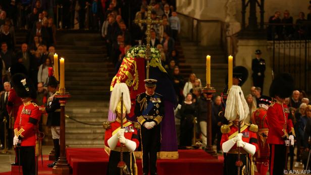 Die Kinder der Queen positionierten sich um den Sarg herum