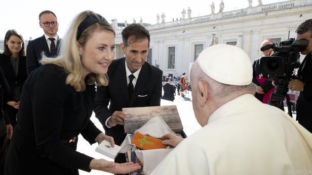 Familienministerin Raab überreichte dem Papst u.a. einen Lebkuchen