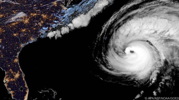 Heftige Regenfälle und Winde in Hurrikan-Stärke