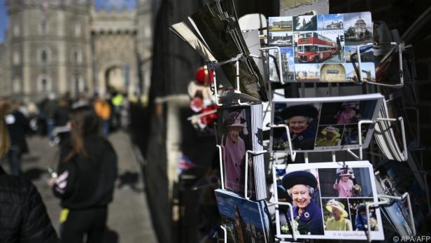 Noch dominiert die Queen an vielen Souvenirständen in London