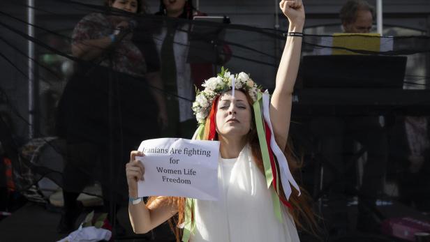 Die Proteste im Iran wüten weiter, weltweit setzen sich unzählige Personen für Menschen- und Frauenrechte ein. Bricht ein neues Zeitalter an?