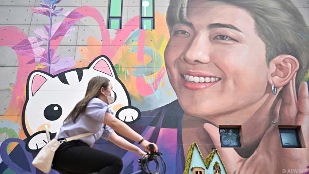 BTS-Mitglied RM auf einem Wandbild in Südkorea