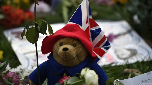 Mehr als 1.000 Paddington-Bären wurden nach dem Tod der Queen abgelegt