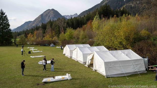 In Absam werden am Dienstag 16 Asylwerber in Zelten untergebracht.