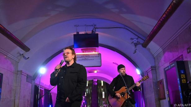 Bono bei einem U-Bahn-Gig in Kiew