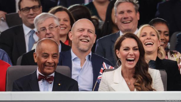 Mike Tindall (Mitte) im Kreise der Royals