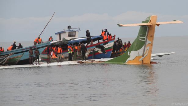 Flugzeug mit 43 Menschen an Bord in den See gestürzt