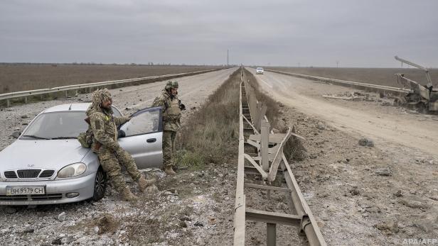 Ukrainische Soldaten auf einer Straße nahe Cherson