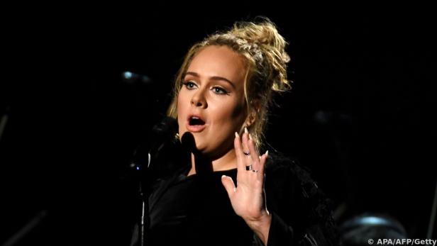 Adele führt durch eine Auswahl alter und neuer Songs