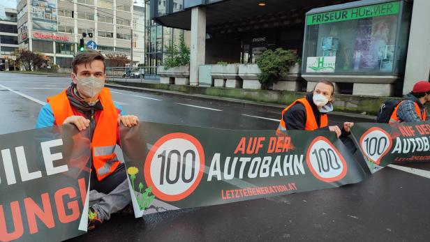 Linz: "Letzte Generation" klebte sich auf Hauptstraße fest