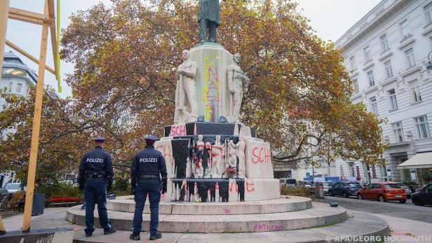 Erneut Protestaktion gegen umstrittenes Denkmal