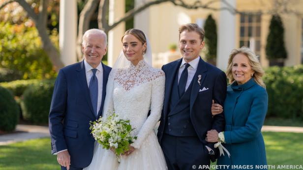 Naomi Biden mit ihren Großeltern und Gatte Peter Neal vor der Hochzeit