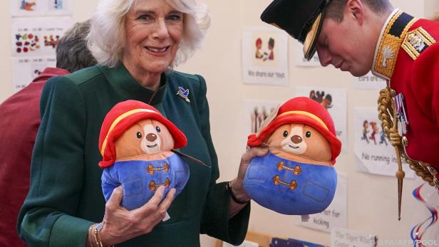 Königsgattin Camilla übergab Stoffbären an Kinderhilfsorganisation