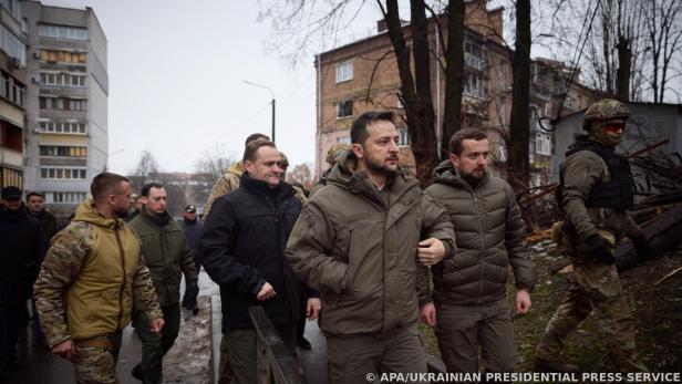 Präsident Selenskyj besichtigt die Schäden in einem Kiewer Vorort