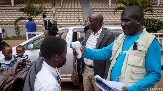 Uganda versucht die Ausbreitung von Ebola zu verhindern