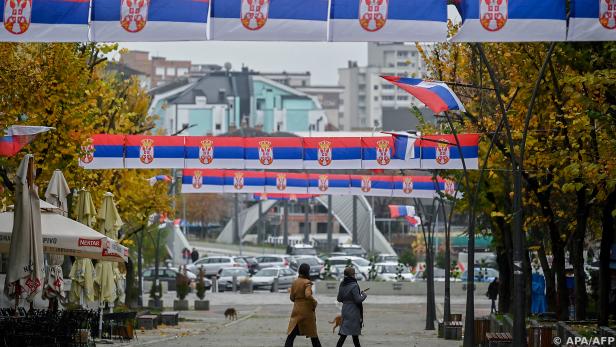 Serbische Fahnen in nordkosovarischer Stadt Mitrovica