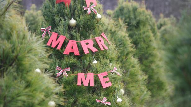 Romantische Ideen für einen Heiratsantrag zu Weihnachten.