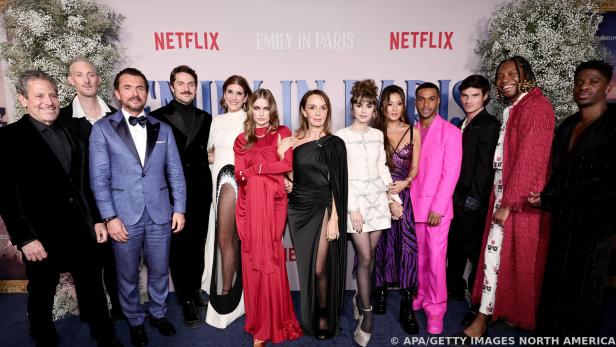 Der Cast rund um Emily (Lily Collins, 6.v.r.) bei einer Premierenfeier