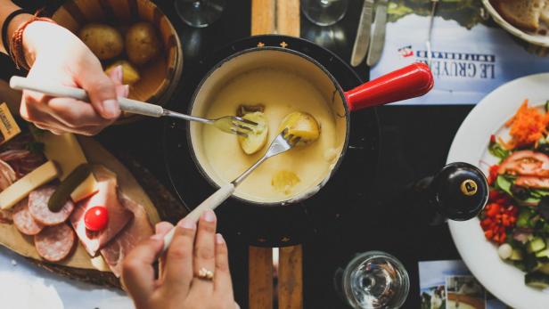 3 Rezepte für Käsefondue: Klassisch, vegan oder ohne Alkohol