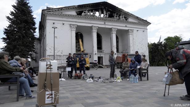 Das kriegszerstörte Mariupoler Theater vor seinem Abriss