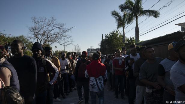 Wartende Migranten an der mexikanischen Grenze zu den USA