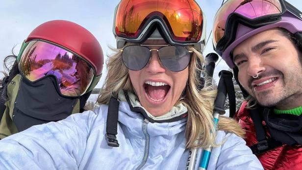 Heidi Klum bringt Bill und Tom Kaulitz das Skifahren bei. 