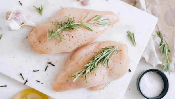 Warum man Hähnchenfleisch nicht waschen sollte.