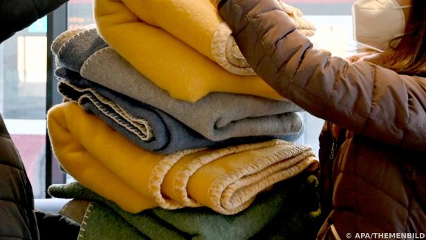 Decken und Schlafsäcke sucht die Caritas unter anderem für Obdachlose