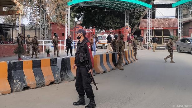 Sicherheitskräfte bewachen nach der Explosion die Polizeizentrale