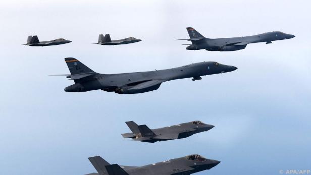 Südkoreanische Jets über dem Gelben Meer