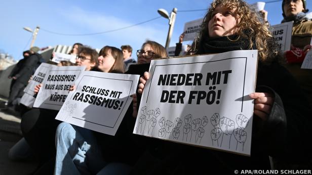 Protestaktion gegen FPÖ-Landesrat Waldhäusl