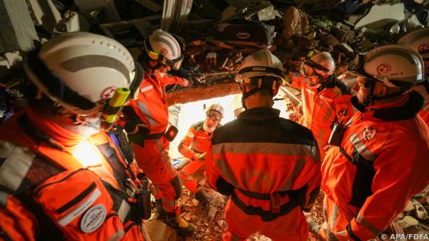 Rettungskräfte finden auch vier Tage nach dem Beben Überlebende