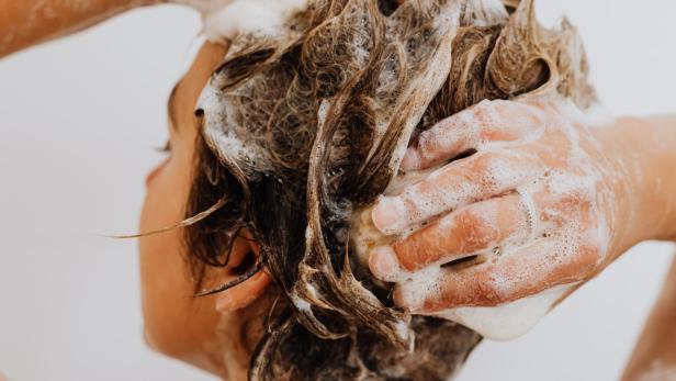 Um diese Uhrzeit solltest du Haare waschen, damit sie nicht so schnell fetten.