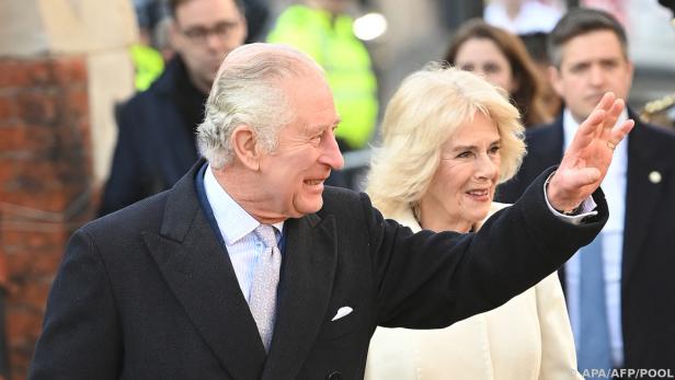 König Charles III. muss ohne Queen Consort Camilla auskommen