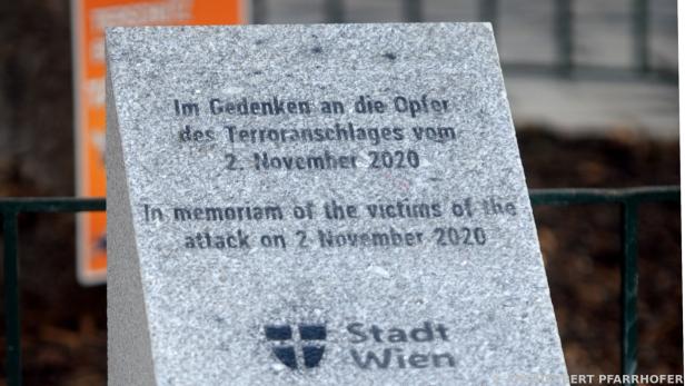 Angehörige vermissen Namen am Gedenkstein an Terror-Opfer