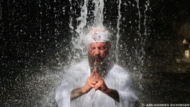 Meditation unter eiskalten Wasserfällen