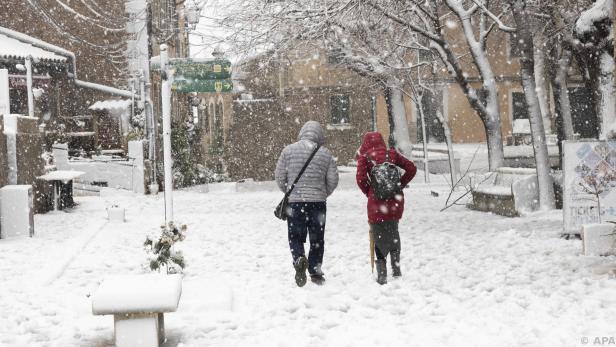 Menschen im Bergdorf Valldemossa während aktuellen Wintereinbruchs