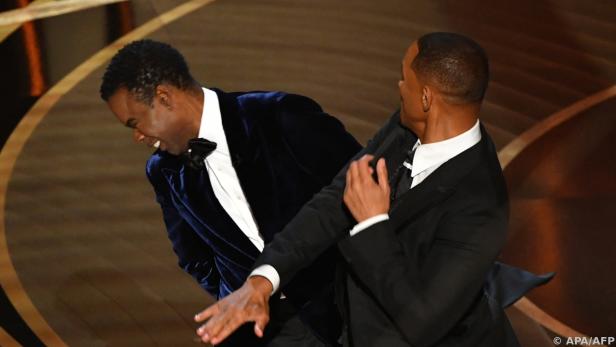 Chris Rock attackiert Will Smith ein Jahr nach der Oscar-Ohrfeige