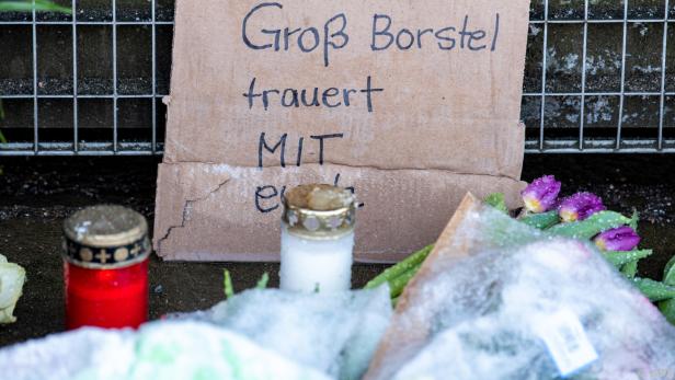 Blumen und Kerzen vor dem Tatort im Stadtteil Groß Borstel