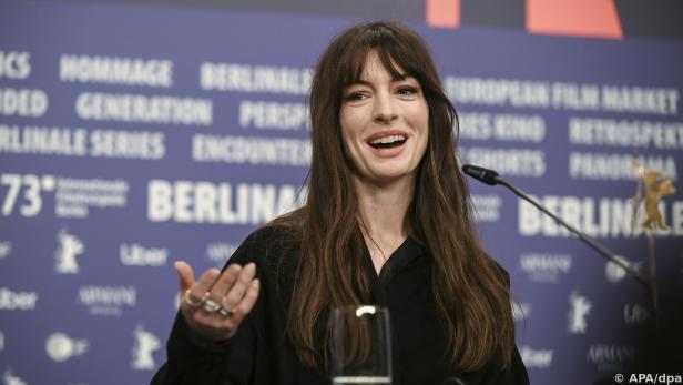 Anne Hathaway mimt Sängerin in Beziehung mit Modedesignerin