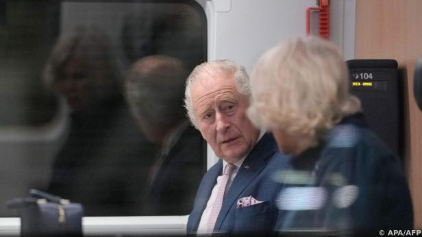 Charles und Camilla auf dem Weg nach Hamburg