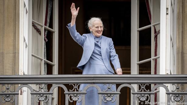 Strahlend winkte Margrethe II. den jubelnden Menschen zu