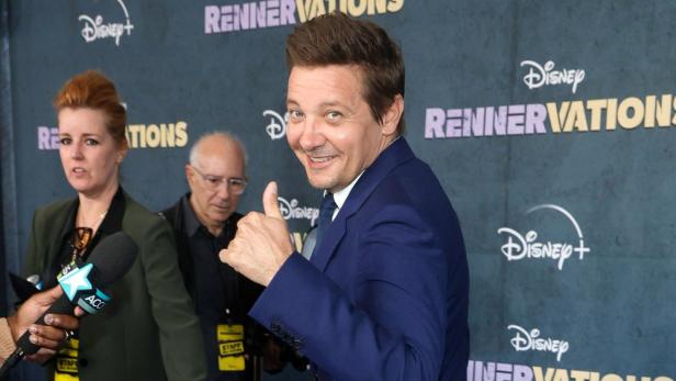 Jeremy Renner besuchte Mitarbeiter eines Krankenhauses, die ihm das "Leben gerettet haben".